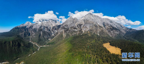 震撼视觉冲击:航拍玉龙雪山峰耸入云