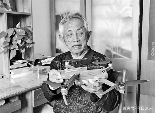 八旬老人玩转“无人机”