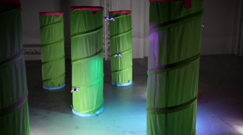 研究人员开发出预测控制模型：可让无人机群避开彼此和障碍物