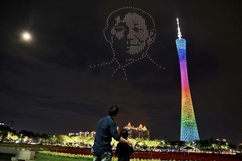 无人机化作夜空星辰，送别中国脊梁