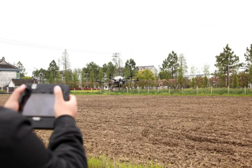 无人机飞播助力“机器换人”