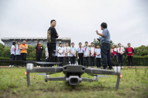 这份“六一”礼物很“给力”！大学生帮带小学生“玩转”无人机 
