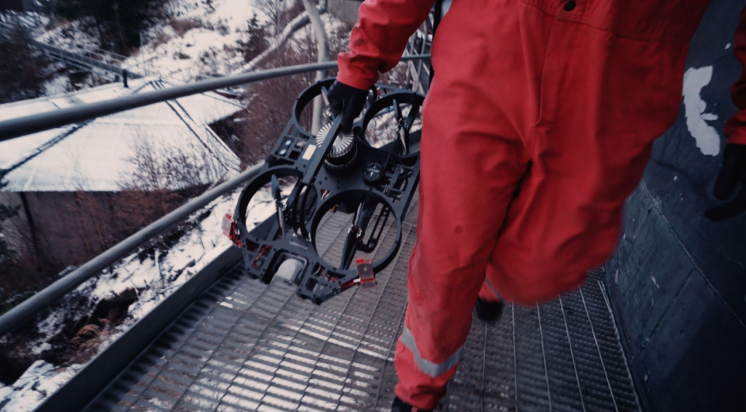 坚固的系留无人机带来无限的飞行时间，并离自主检查更近一步