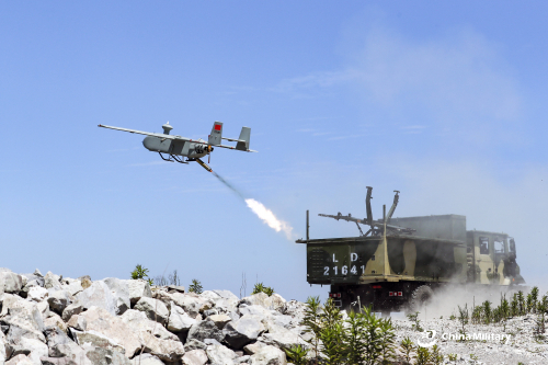 组图：第71集团军某炮兵旅无人机开展飞行训练