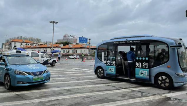 广州无人驾驶车开进荔湾隔离区运送物资