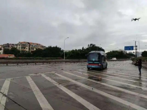 它们来啦！广州无人车、无人机为封控区送物资