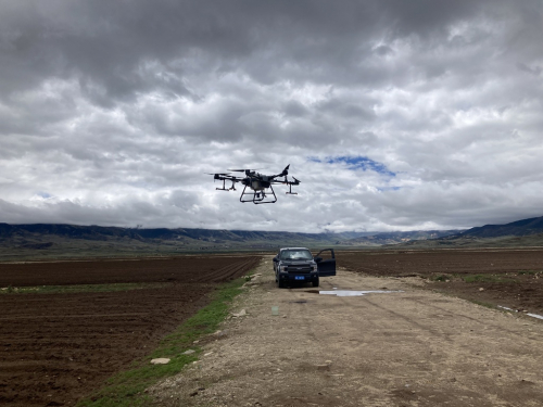 理塘无人机撒肥 每小时可达240亩