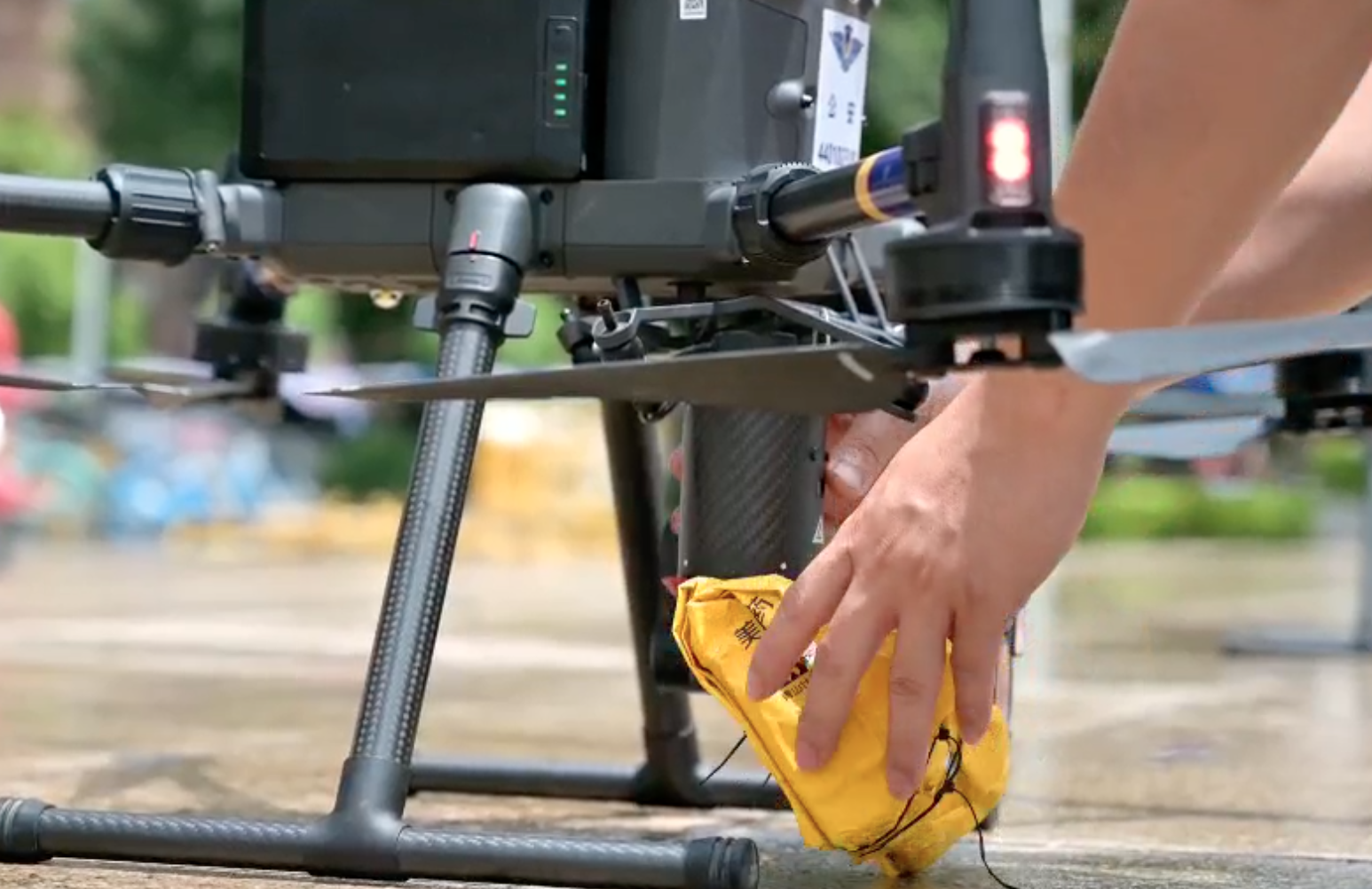 爱心接力！警用无人机出动递送急用药