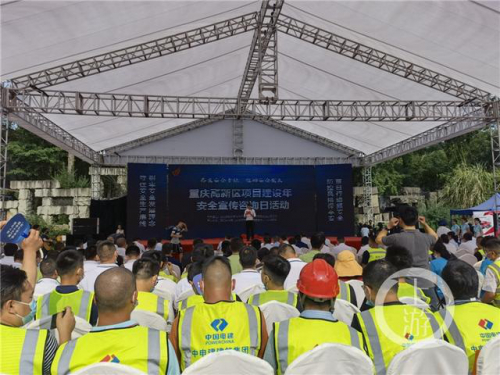 应急救援消防无人机亮相大学城 现场演示高空作业