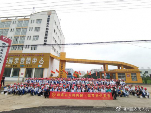 沈丘一中学生探索无人机奥秘