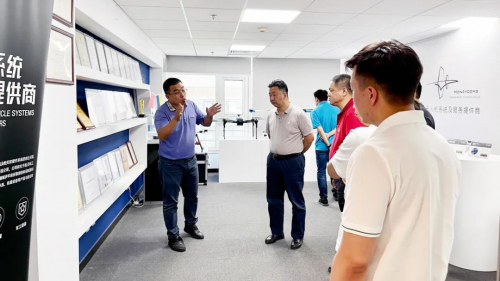 中国信息协会通航分会、北航校友通航协会等领导莅临蜂巢航宇考察交流