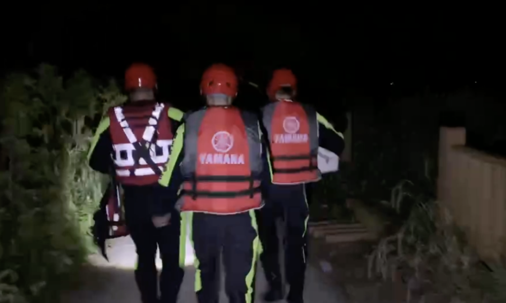 如东小洋口海边两人被困滩涂，无人机空投救生圈救援！