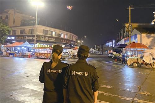 浙江台州民警开始无人机夜市巡逻！