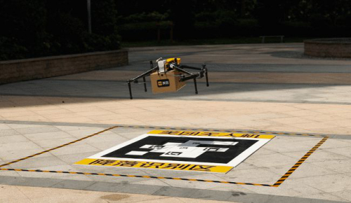 无人机喊你下楼来拿药！深圳封闭小区出动无人机空投防疫药箱