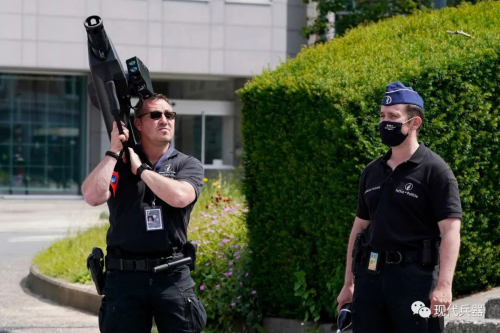 比利时警方展示反无人机武器