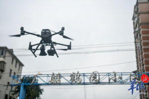 【视频】芳村直击：“空中哨兵”大型无人机出动，呼吁群众做好防护