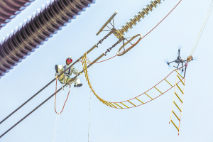 变电站内带电作业排隐患——26米空中，无人机递上安全绳