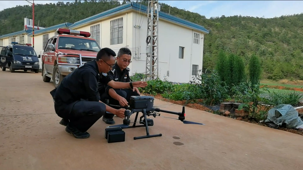 象群靠近乡政府，为保证持续监测，特警无人机小队惊险“跑酷”