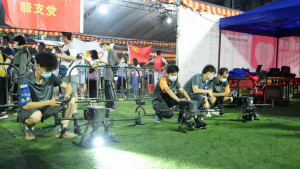 科技力量助推核酸检测：无人机带着照明灯、大声公飞“上天”