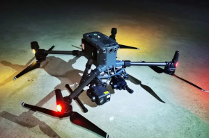 汉中一村民被困山中，警用无人机显威将群众救出