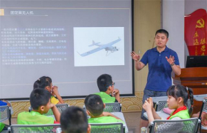 动手组装制作航天器、无人机放飞，暑期托管也可以如此高大上