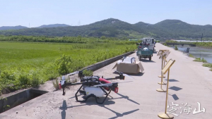 田间无人机飞过，竟是…