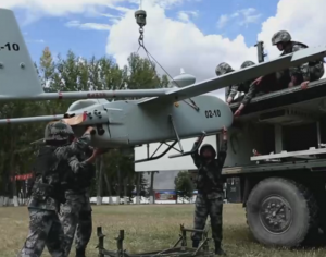 边境女兵玩转新无人机：5秒装好12枚钢珠，顷刻打爆百公里外目标