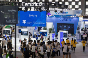 无人机变身“快递员”、会打鼓的机器人……来看机器人花式秀绝技