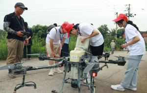 重庆化工职业学院学子下乡“玩转”无人机 开启科技助农新模式