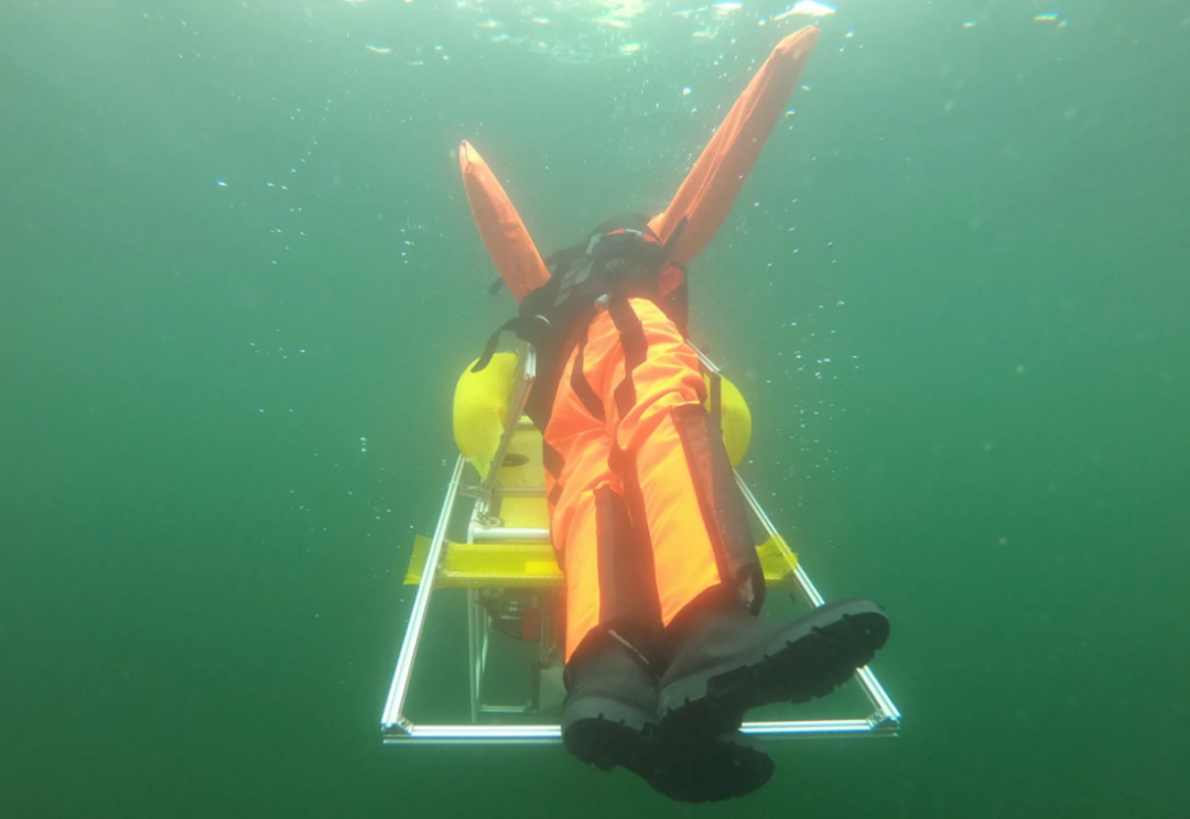 水下无人机从深处升起，拯救溺水游泳者