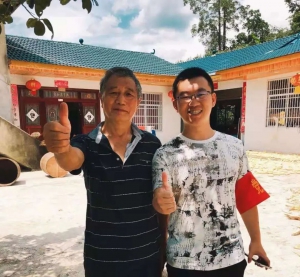 无人机悬吊牵引线飞行，跨越山区峡谷为农户装宽带