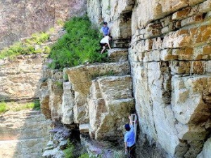 男子爬上崖壁捡拾无人机被困 警方紧急救援