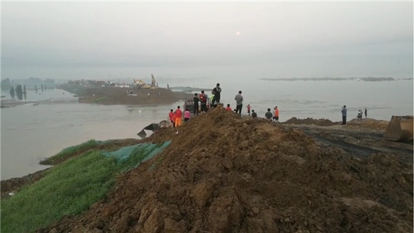 24小时滞空系留无人机转战新乡 为卫河封堵提供夜间照明及监控保障
