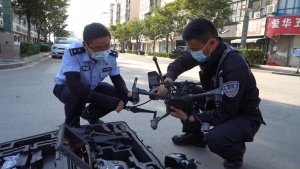 无人机飞进隔离区，陪居家隔离的居民们“聊天解闷”