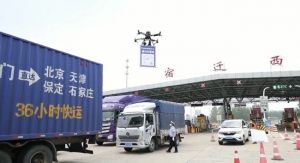 又萌又高效！无人机“叼”着通行码穿梭在防控查验点