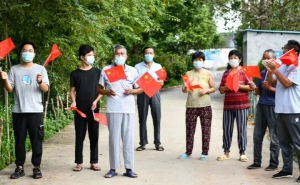 解封！南京溧水区毛家圩村村民对着无人机挥旗庆贺