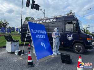 众志成城齐抗疫 无人机“喊话”为居民加油打气