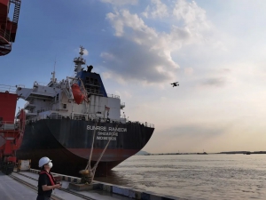 江苏码头登轮检验人员利用无人机进行水尺检测