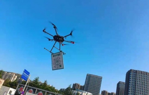 江苏连云港：无人机搭载二维码 助力防疫通道查控