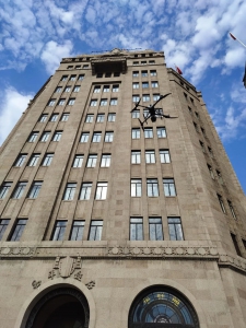 和平饭店上空飞来一架无人机......