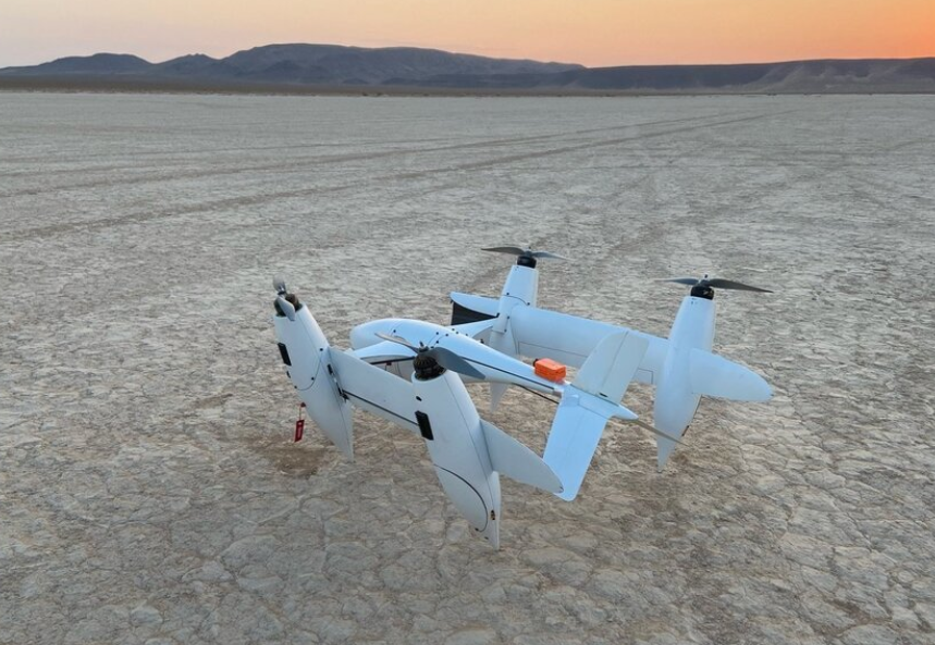 会变形的无人机！可以从多旋翼切换到固定翼，带来更强的效率