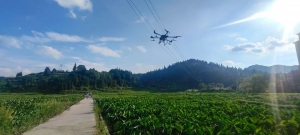 重达30公斤无人机被电线“缠”住，飞控手求助消防……