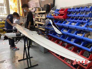 航模爱好者辞职创业，东西湖这家无人机企业填补了一项国内空白