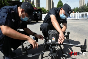 河南许昌：警用无人机高空喊话 密织反诈宣传“天网”