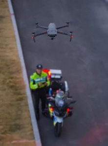 超酷炫！100架“铁翼”无人机技能大比武，看看“空中交警”有哪些功能