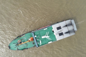 无人机“炫酷”拍摄 船舶登记照“靓”起来