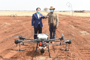 驻博茨瓦纳大使王雪峰出席捐赠农业无人机仪式