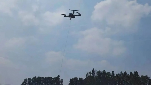 无人机穿山过河 通信抢修有“轻功”