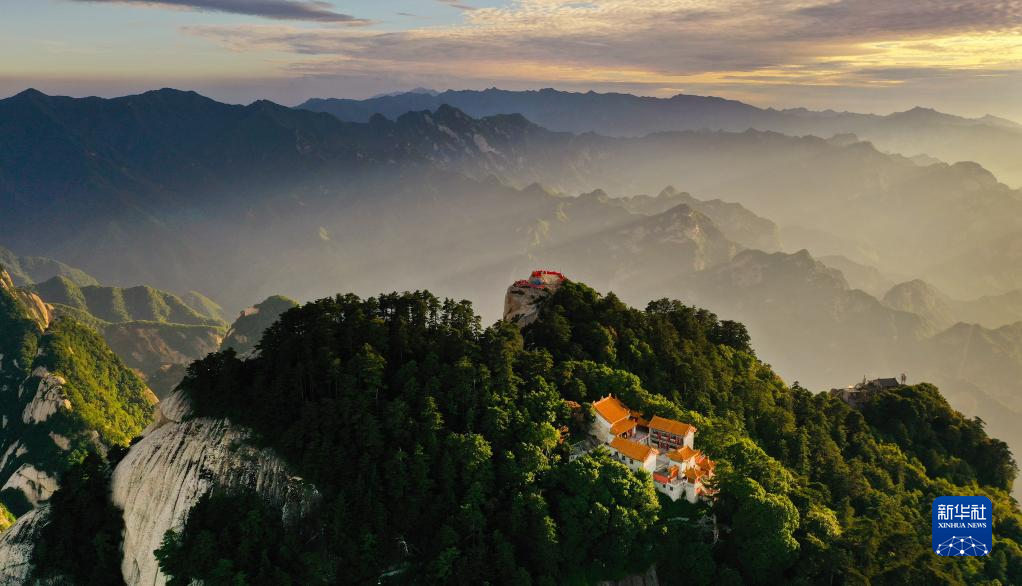 无人机航拍晚霞映华山