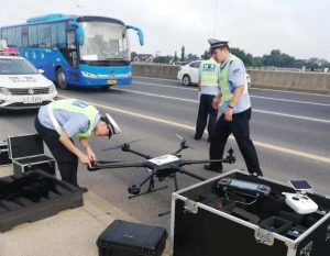 镇江新区交警首次使用无人机开展勘查工作